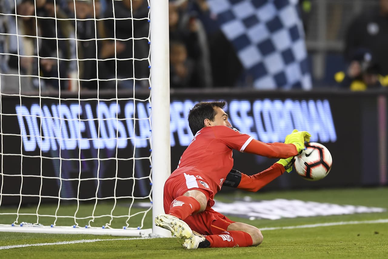 Pero el español Illie Sánchez se encargó de errarlo, un cobro suave y anunciado que le facilitó la labor a Barovero para denegarle el gol al Sporting Kansas City. Este fue un duro golpe a la moral de los locales.