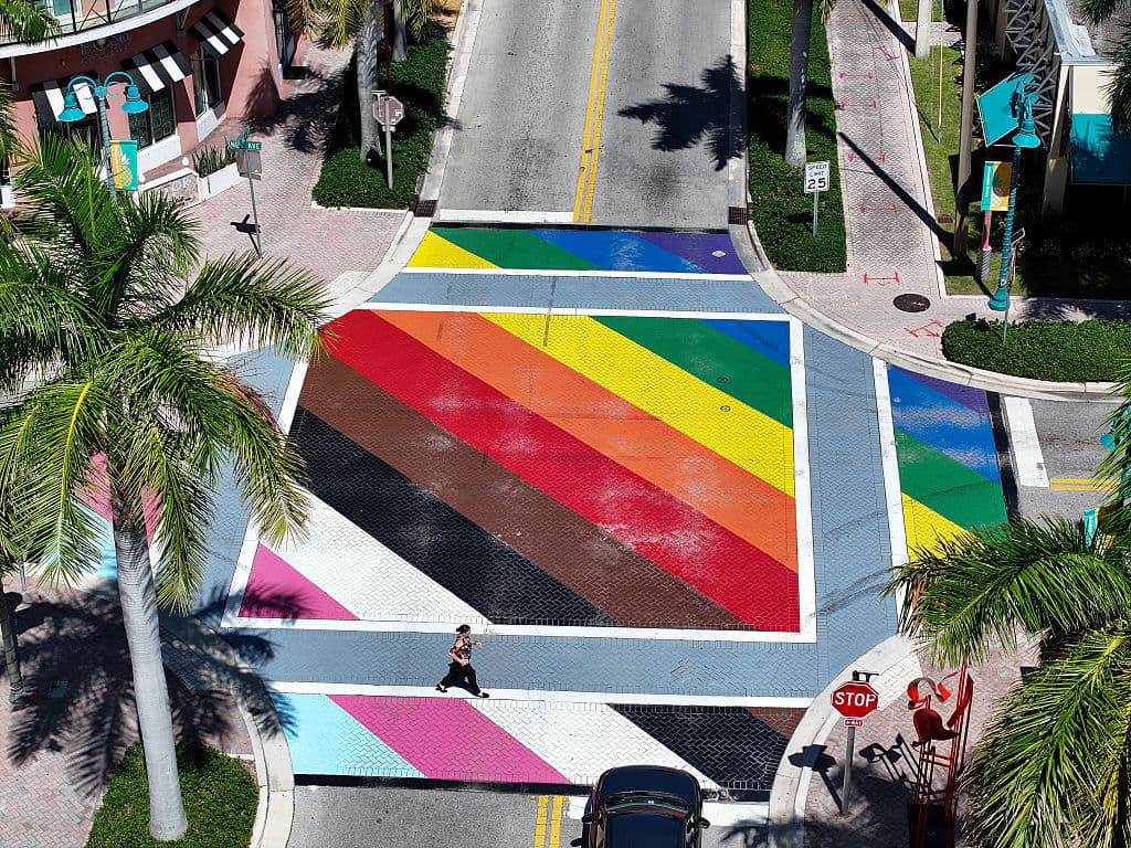 West Palm Beach y Boynton Beach eliminaron cruces peatones y murales semejantes al de Delray Beach.
<br>