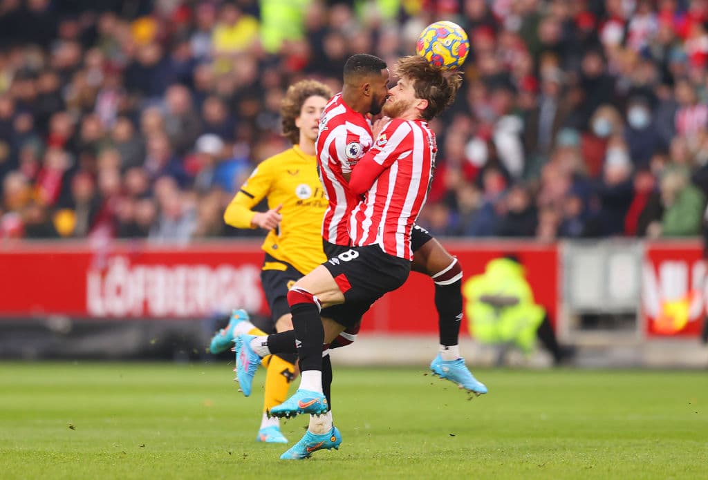 Joao Moutinho y Rúben Neves se convierten en los goleadores del día y le dan la victoria 1-2 al Wolverhampton sobre el Brentford.