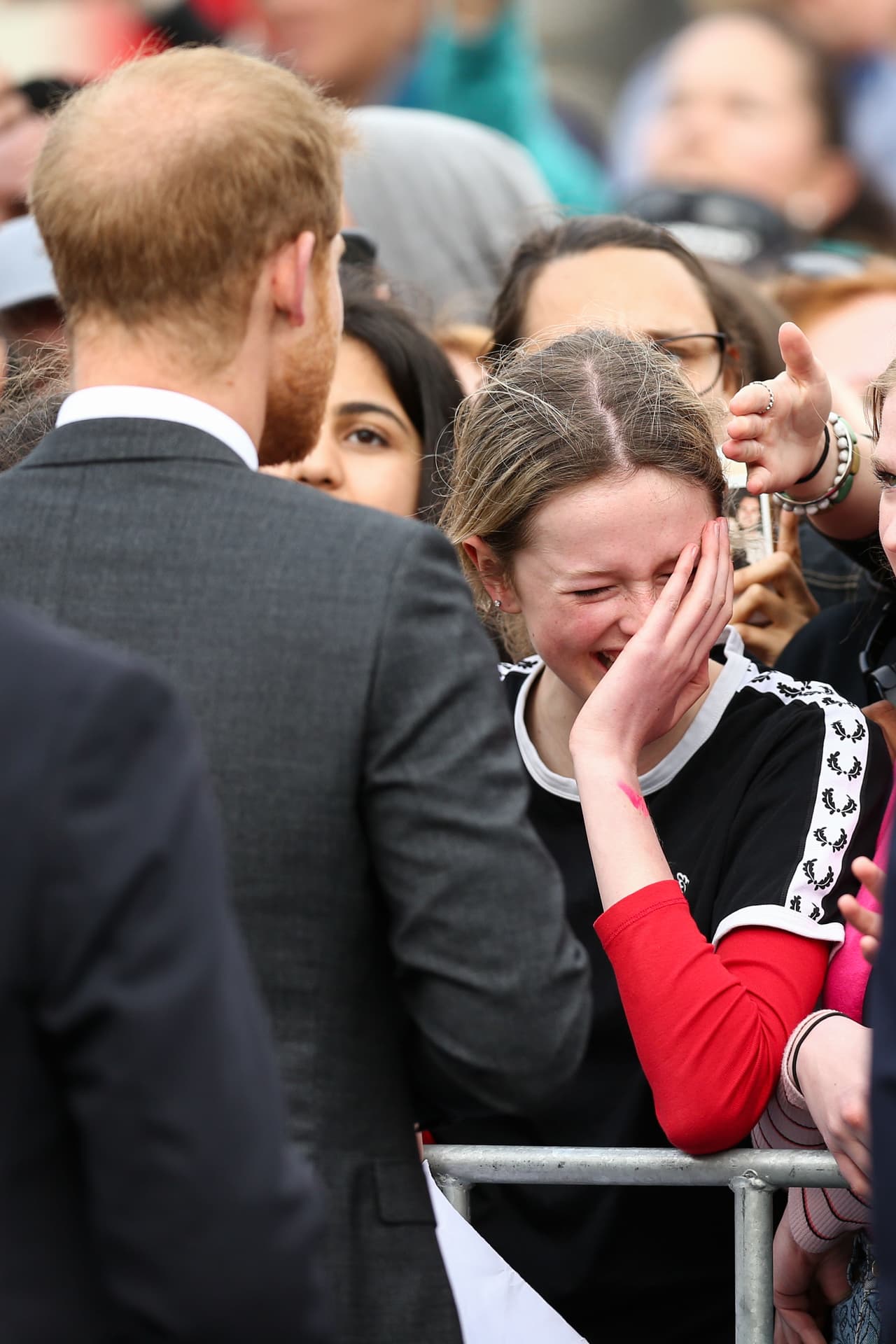 Aunque su amor es hacia Meghan, resulta evidente que su modesto 'Harry is alright too' (lo que se leía en el cartel) no hace justicia a su reacción.