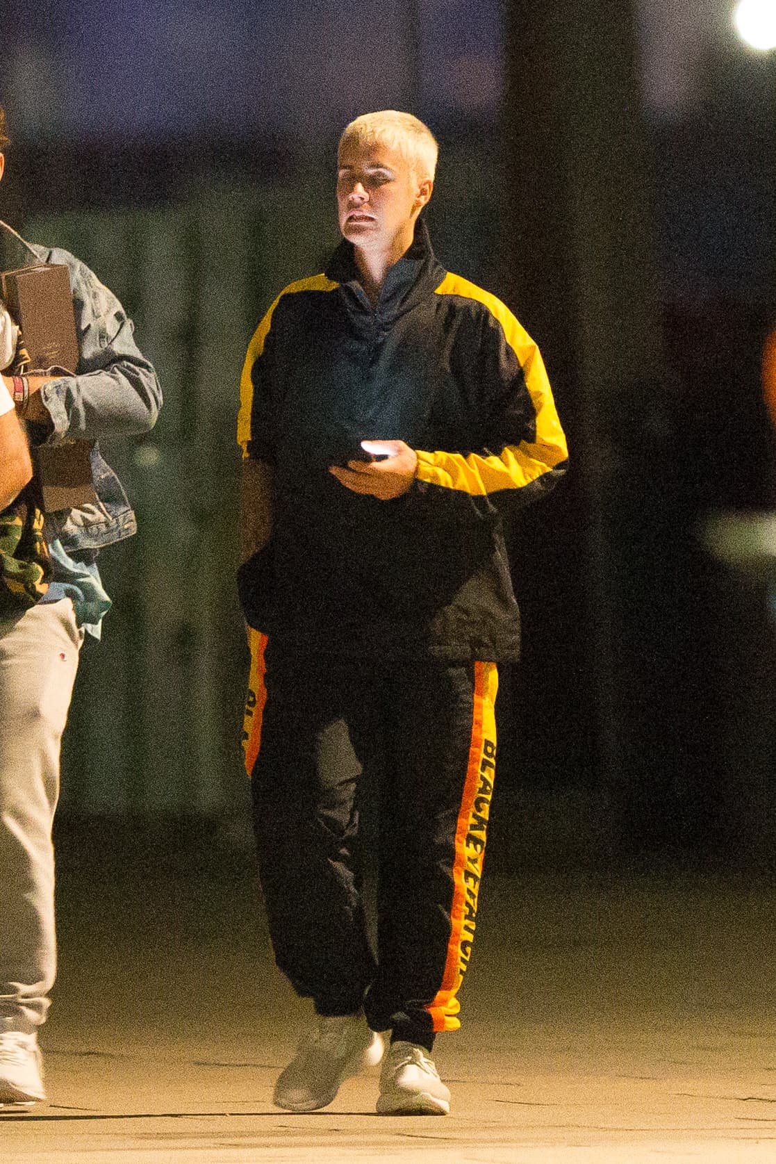 Justin Bieber fue visto de fiesta en un barco con alrededor de diez mujeres, bebiendo, charlando y bailando hasta bien entrada la noche, desembarcando alrededor de la 1:30 a. m. el 12 de marzo. Justin también pareció entrar en una discusión con uno de sus guardias de seguridad antes de darle un abrazo.