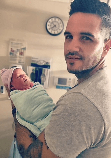 Y con esta conmovedora foto, sosteniendo a su bebita recién nacida entre sus brazos, el chef Jesús deseó "que Dios los proteja a todos".