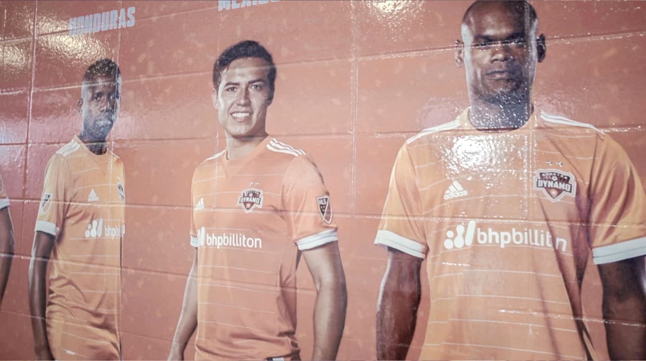 Mural adentro del BBVA Compass Stadium con el hondureño Boniek, el Cubo Torres y el panameño Machado. Poder hispano para el Dynamo.