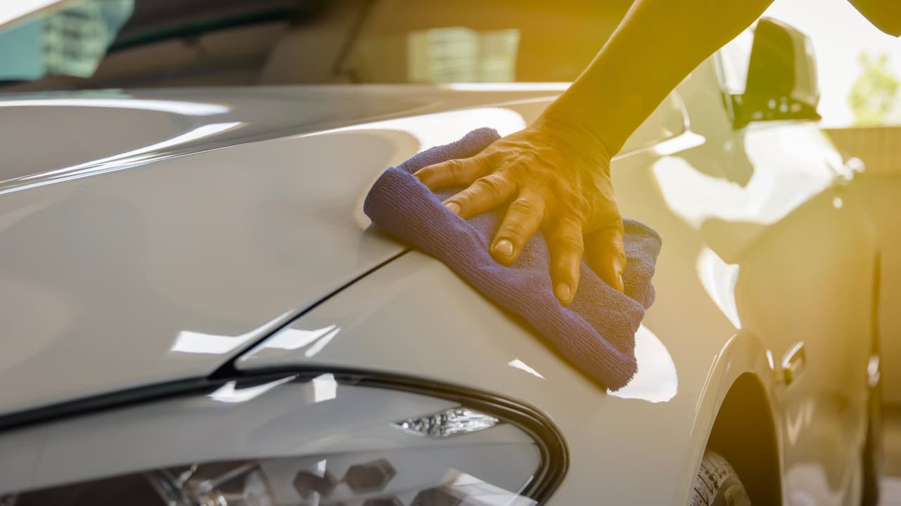 El jabón para lavar la carrocería debe ser especial. 
<b>Olvídate de usar el jabón de trastes o ropa, </b>dañarás severamente el brillo de la pintura.
<br>Realiza la aplicación con el paño que hayas elegido para este fin, hazlo de manera uniforme y suave. Utiliza otro trapo para enjuagarlo y otro para secarlo.
<br>