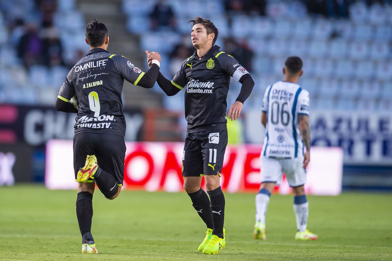 El Pachuca consiguió su segunda victoria del torneo tras vencer por 2-1 a las Chivas. Los Tuzos aprovecharon un grave error del 'Tiba' Sepúlveda y Raúl Gudiño para marcar el segundo tanto después de que Víctor Guzman hiciera el primero. Los rojiblancos reaccionaron con un gol de Ángel Zaldívar por la vía del penal, pero no fue suficiente.