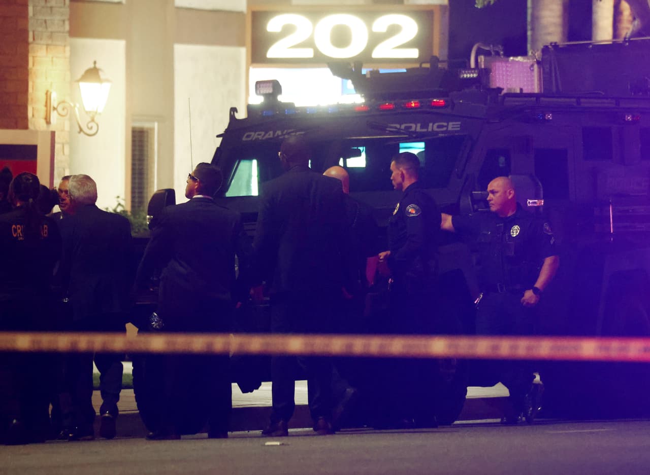 El tiroteo atrajo una fuerte presencia policial con más de una docena de patrullas de la policía, agentes del SWAT, y camiones de bomberos de varios departamentos de la zona.