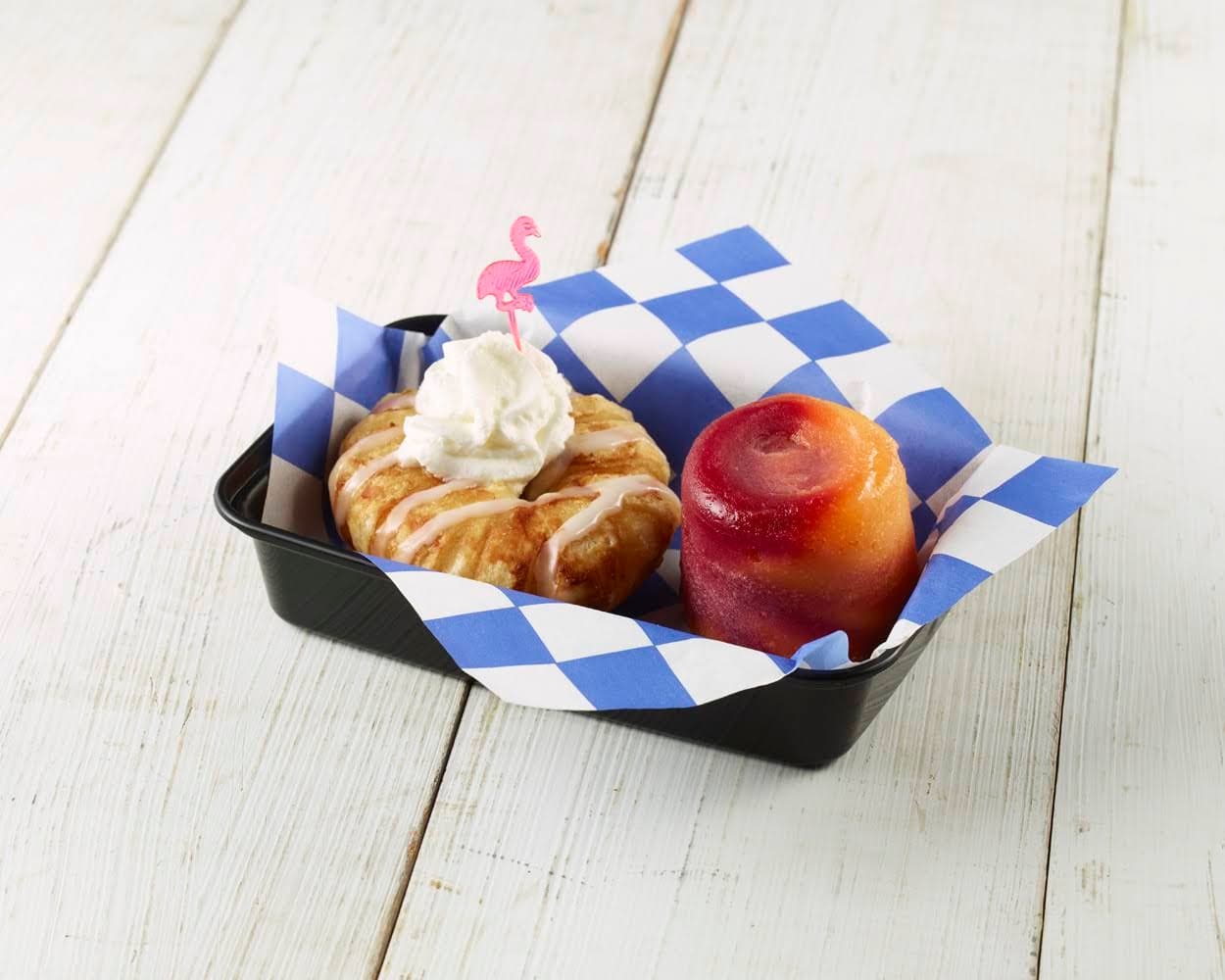 FLA’MANGO TANGO - Un capricho con un toque de mango refrescante y cremoso, frito y rociado con un delicioso glaseado de cítricos. Cubierto con cobertura batida y servido con un sorbete de mango y fresa.