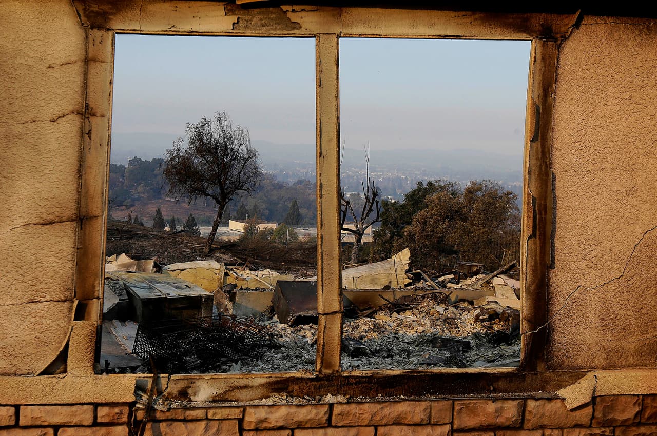 Pese a los esfuerzos de los bomberos—quienes combaten las llamas sin cesar desde el domingo—los fuegos se han propagado en al menos 10 condados y siguen ardiendo.