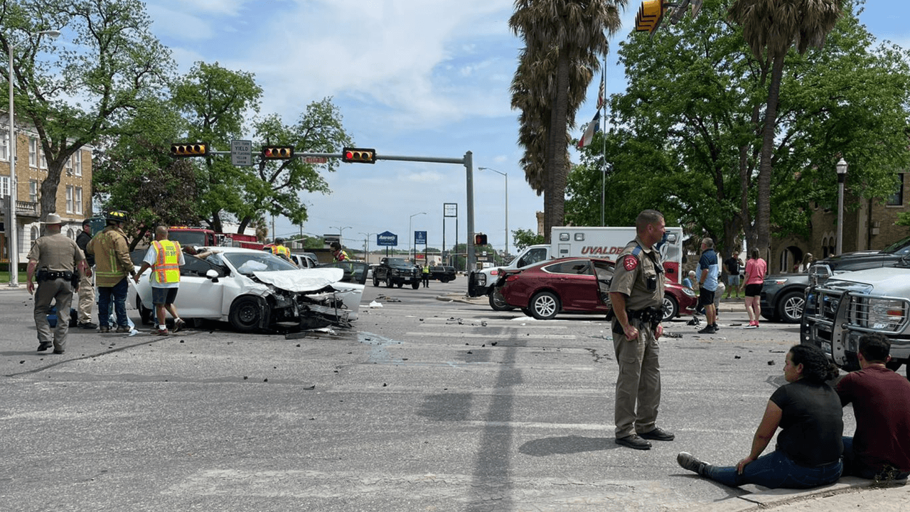 Un presunto traficante de inmigrantes causa choque de 5 vehículos en Uvalde