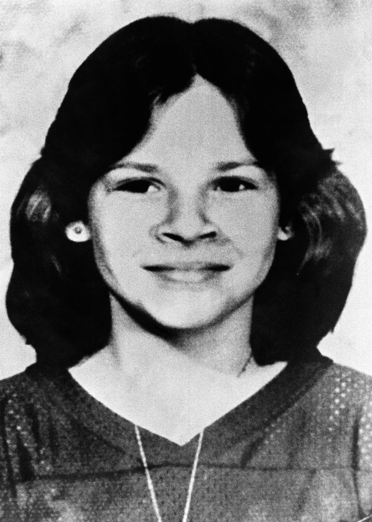 En Tallahassee Bundy agredió a otra mujer, que también sobrevivió a pesar de las fracturas que le produjo en su cráneo, y en febrero de 1978 secuestró, violó y asesinó Kimberly Leach, una niña de 12 años de Lake City, Florida (en la fotografía). Su cuerpo fue encontrado ocho semanas después.
