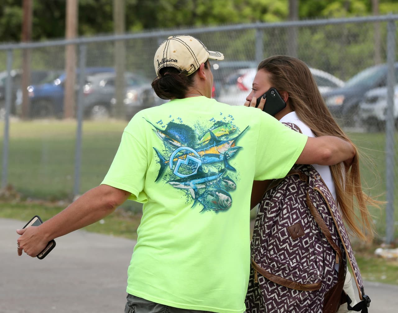 Familiares de los estudiantes se reunieron cerca de la secundaria.