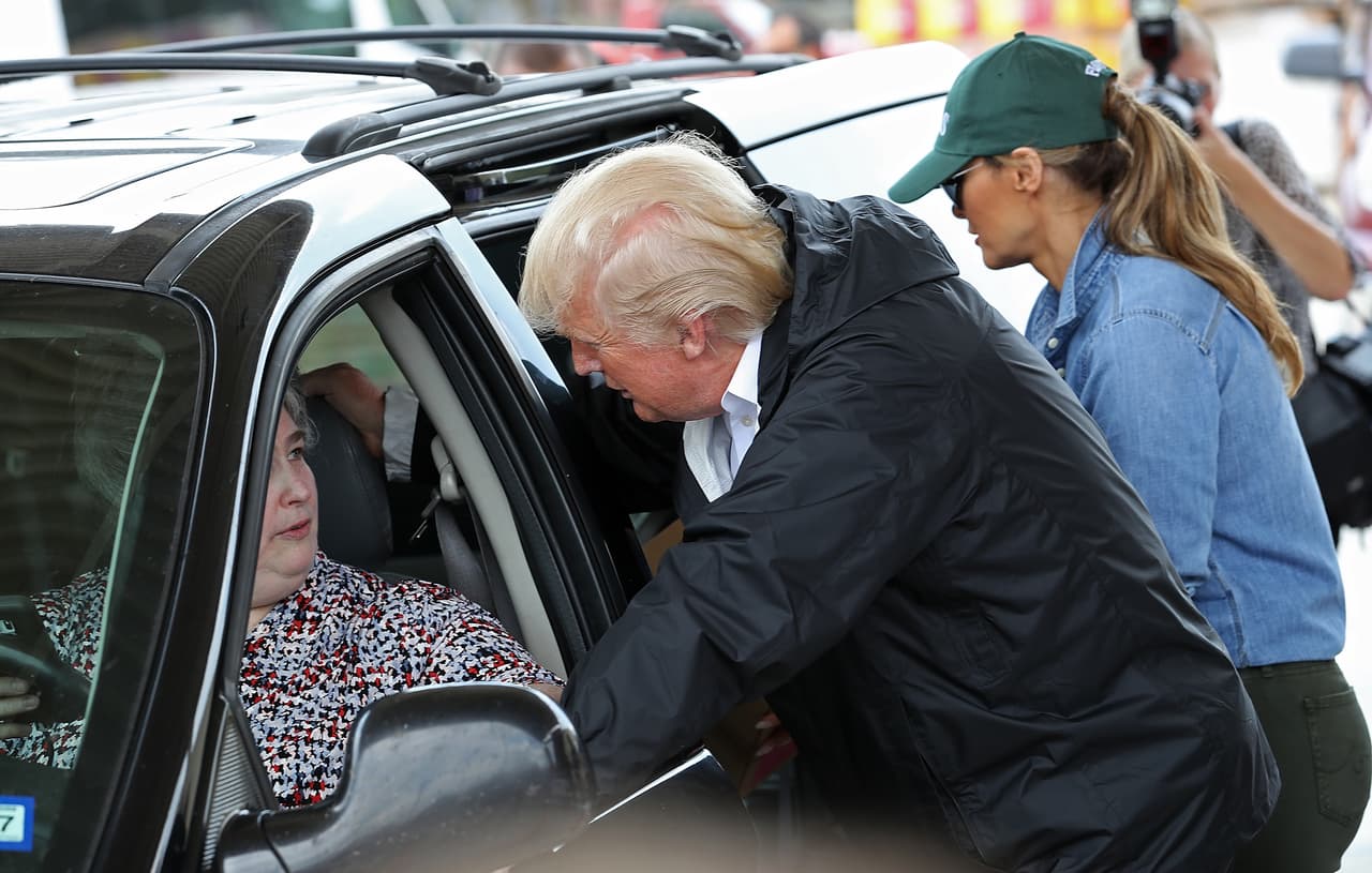 "TEXAS: Estamos con ustedes hoy, estaremos con ustedes mañana, y seguiremos estando cada día hasta restaurar, recuperar y reconstruir!", dijo este sábado el presidente antes de iniciar la jornada en donde habló directamente con los ciudadanos de Houston.