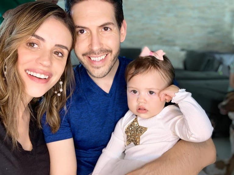 "¿Cumplir años en medio de una pandemia? Algo que jamás pensé, sin embargo en mi hogar no faltó nada. Tuve conmigo a los amores de mi vida, compartí con ellos, y hasta algunos de mis amigos se aparecieron a cantarme 'Cumpleaños' desde su carro", mencionó Carolina en una publicación en Instagram.