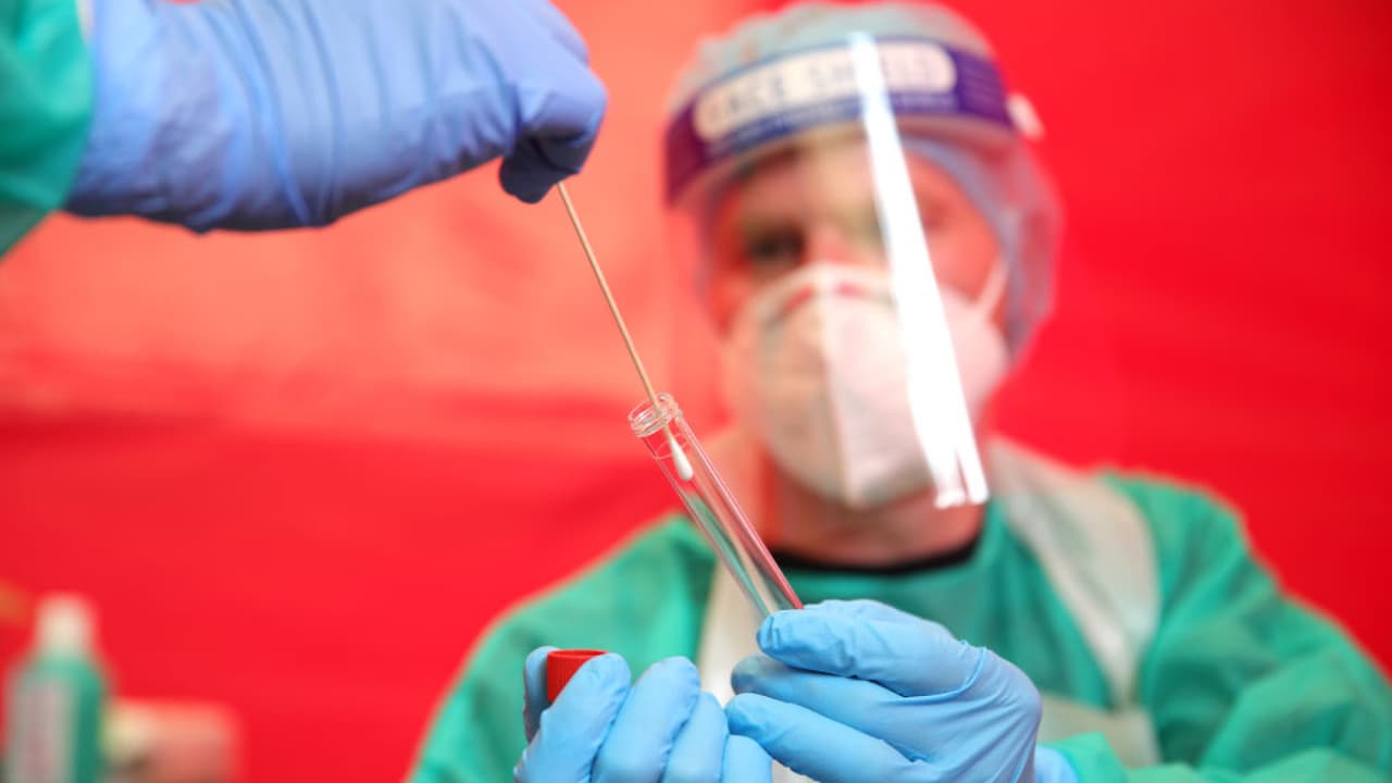 ¿Por qué la variante ómicron del coronavirus es calificada por la OMS como de preocupación?