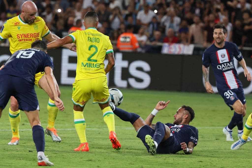 El Paris Saint-Germain venció hoy al Nantes (4-0) por la final de la Supercopa de Francia, con goles de Messi, Neymar (2) y Sergio Ramos y en lo que marcó el primer partido de Christopher Galtier como entrenador del equipo de la capital.