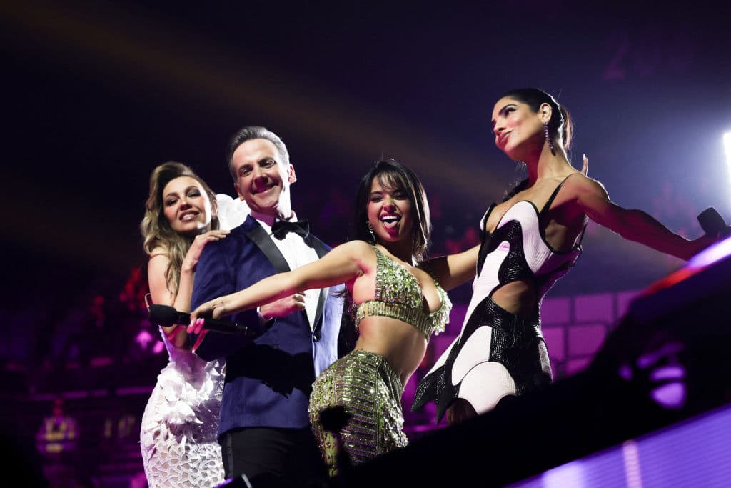 Los anfitriones de la novena entrega de los Latin AMAs 2024 fueron Thalía, Carlos Ponce, Becky G y Alejandra Espinoza.
<br>