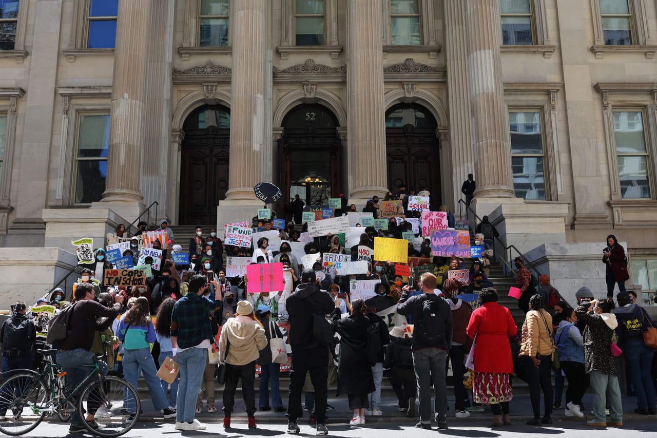 También llegaron a la sede del Departamento de Educación de Nueva York, en Tweed Courthouse.