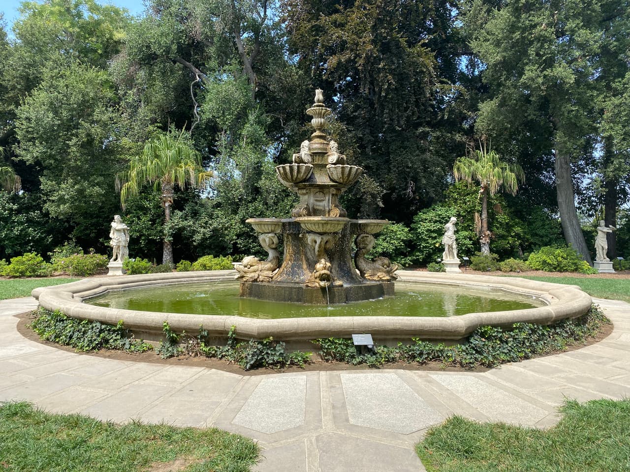 Visitar Huntington Library, requiere de todo un día, vestimenta cómoda, así como buenos zapatos para caminar, sombrero o sombrilla y una cámara para inmortalizar la belleza del recorrido muy cerca de Los Ángeles.