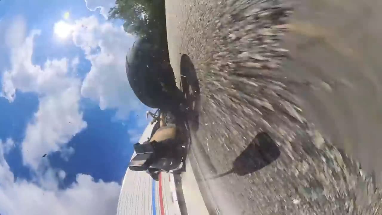 El motociclista cuenta que sufrió más de 20 fracturas. "Más de 20 fracturas en la cara, un brazo roto por la mitad en dos lugares diferentes, un pulmón colapsado, una costilla rota y dos discos de la columna fracturados", enumera lo que le ocasionó el accidente a Street Demon PC.