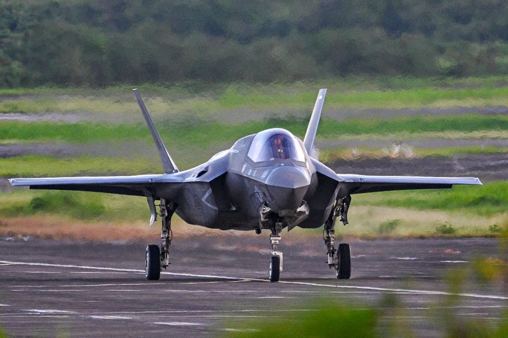 Cada 
<b>F35-B</b> como este está valorado en 
<b>135.8 millones de dólares</b>. Solo la Marina de Estados Unidos cuenta con 180 de este tipo.
<br>
<br>Lockheed Martin destaca de estos 
<b>aviones de combate</b> que tienen sensores internos que les permiten recopilar, fusionar y distribuir más datos que cualquier otro.