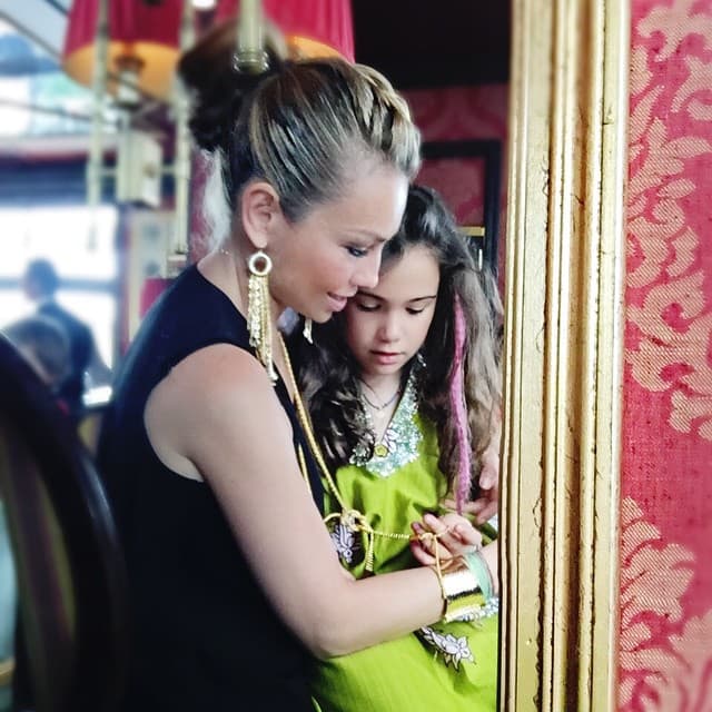 Esperamos que Sabrina saque la belleza y talento de su mamá.