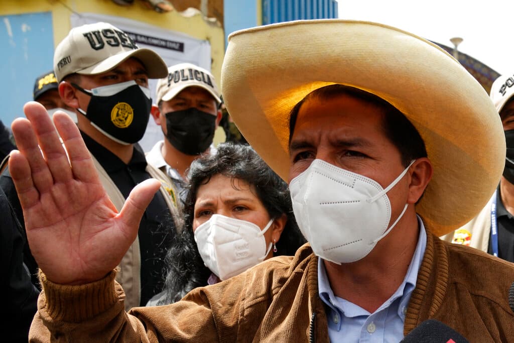 Pedro Castillo lidera con 100% de actas procesadas en Perú, pero aún no hay ganador oficial