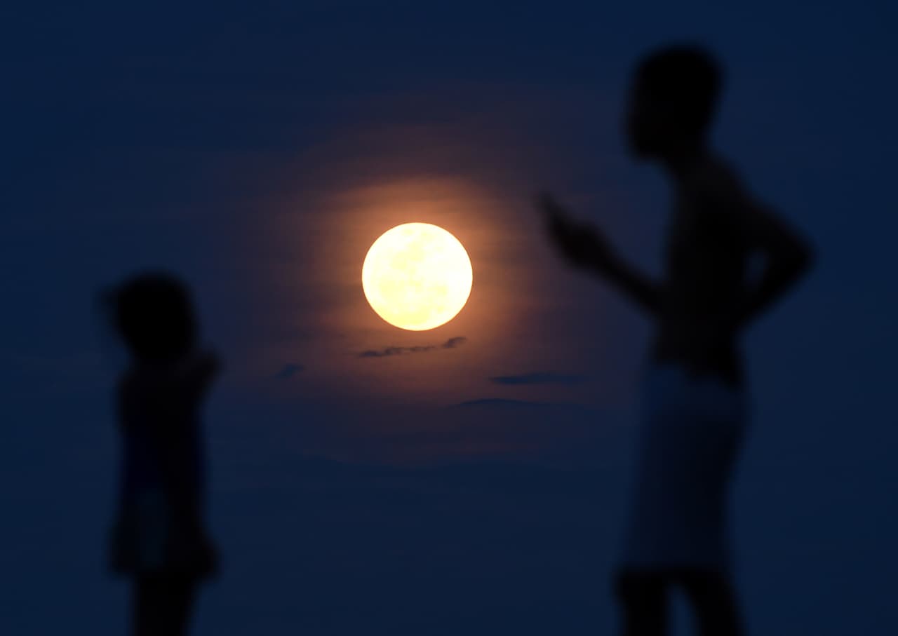 El fenómeno lunar desde Sanur, Indonesia.