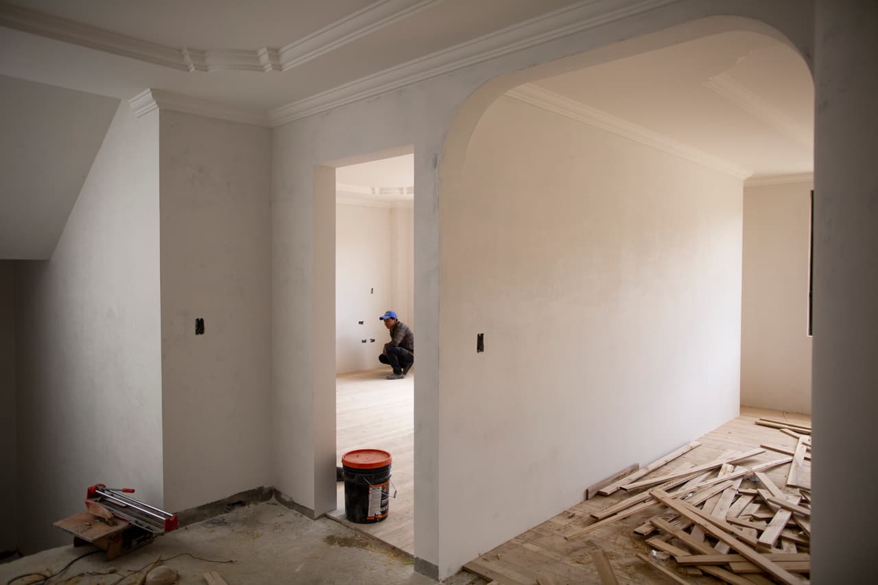 La construcción es uno de los sectores que más ha recogido las remesas de Estados Unidos. Los migrantes construyen sus casas poco a poco. Los primeros dos o tres años solo trabajan para pagar sus deudas de viaje. Luego empiezan a levantar sus sueños.