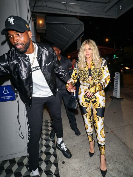 Khloé Kardashian y Tristan Thompson se separaron en febrero pasado. Lo sucedido con Woods no fue la primera dificultad que tuvieron como pareja. En abril de 2018, cuando Kardashian estaba por
<b><a href="https://www.univision.com/entretenimiento/esta-es-la-rosada-y-lujosa-recamara-de-true-thompson-la-bebe-de-kloe-kardashian-fotos" target="_blank">dar a luz a su hija True</a></b>, se dieron a conocer imágenes en las que el deportista besó y acarició a otras mujeres.
<br>