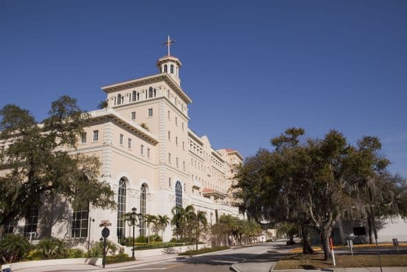 Según Buzzy Jackson , corresponsal del periódico The Boston Globe, nunca hay un buen momento para empezar una nueva religión, ya que si bien los peligros comunes que se utilizaban en el pasado incluían apedreamiento o crucifixión, los profetas de hoy en día uno se enfrentan a un nuevo obstáculo, como es la comprobación de los hechos. Jackson dice que el libro de Lawrence Wright, Going Clear " Scientology, Hollywood & Prison of Belief, es apasionante, y finalmente trágico y que lo que revea acerca de la organizac ión, cuya sede se encuentra en Clearwater, Florida, va a molestar a todo el que lo lea. En la lista de celebridades que abrazan esta religión, fundada por L. Ron Hubbard, se encuentran John Travolta, Kirstie Alley, Beck, Will Smith, and Greta Van Susteren, entre otros. Wright, ganador de un Premio Pulitzer, indica en su libro que aunque solo hay de 25,000 a 30,000 miembros activos, la iglesia tiene $1 billion en activos líquidos, una figura que eclipsa los bienes de la mayoría de las mayores religiones del mundo.