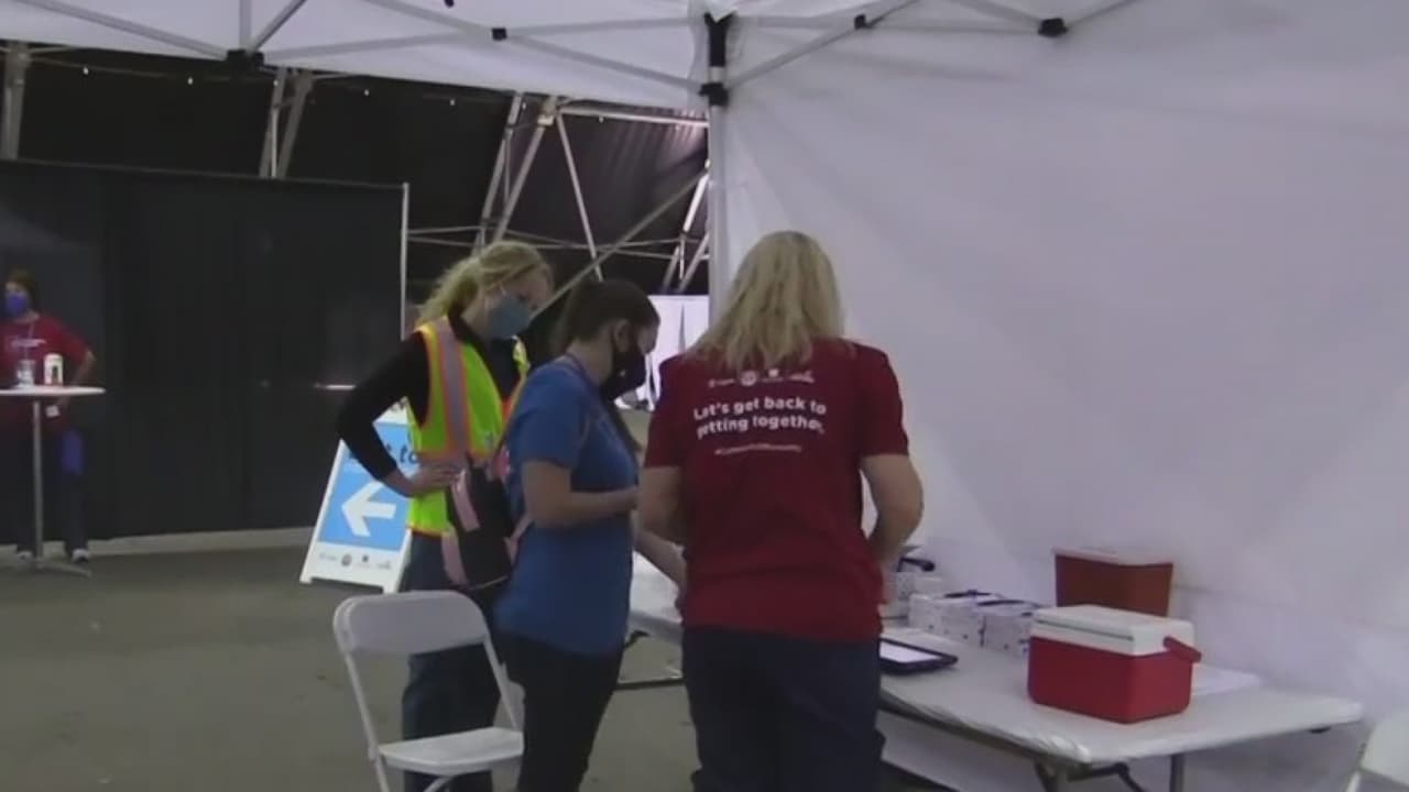 “Con otro nuevo sitio, Arizona está ampliando una vez más nuestra capacidad para proporcionar la vacuna Covid-19 a todos los arizonenses”, dijo el gobernador 
<a href="https://www.univision.com/local/arizona-ktvw/gobernador-arizona-doug-ducey-elimino-la-orden-de-usar-mascarillas-pero-tendras-que-usarla-en-estos-lugares"><b>Doug Ducey</b></a>, mediante un comunicado de prensa. “Animó a todos los arizonenses a programar una cita y vacunarse lo antes posible. La vacuna es segura, eficaz y gratuita”. 
<a href="https://www.univision.com/local/arizona-ktvw/como-registrarse-en-linea-para-vacunarse-contra-el-coronavirus-en-arizona">Haz clic aquí para programar una cita</a> .