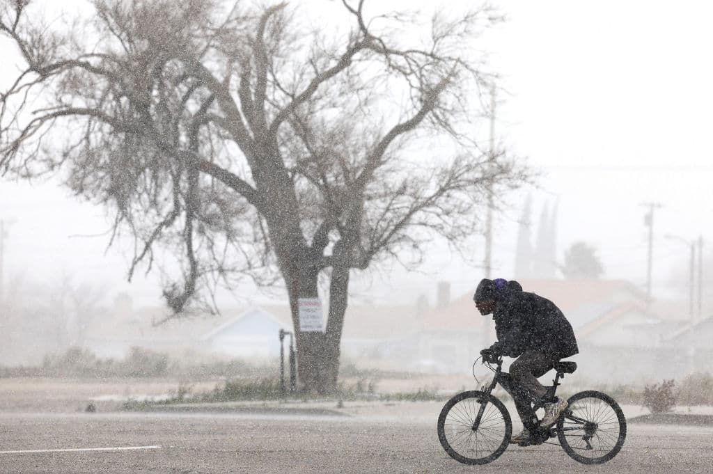 Una persona recorre la nieve en el condado de Los Ángeles durante otra tormenta de invierno en el sur de California el 1 de marzo de 2023 en Palmdale, California.