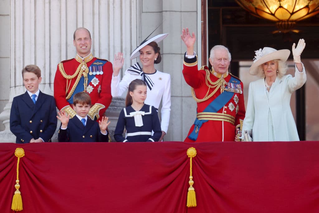 El príncipe William y la princesa Kate, de Gales, con sus tres hijos. A su lado, el rey Carlos III y la reina Camila durante el desfile de honores en el Palacio de Buckingham el 15 de junio de 2024 en Londres.