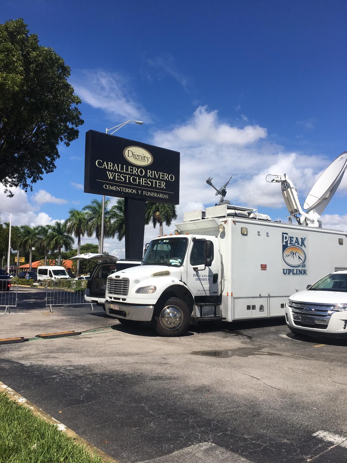 El féretro de José José será trasladado en caravana desde la funeraria, hasta el auditorio del Miami Dade County.