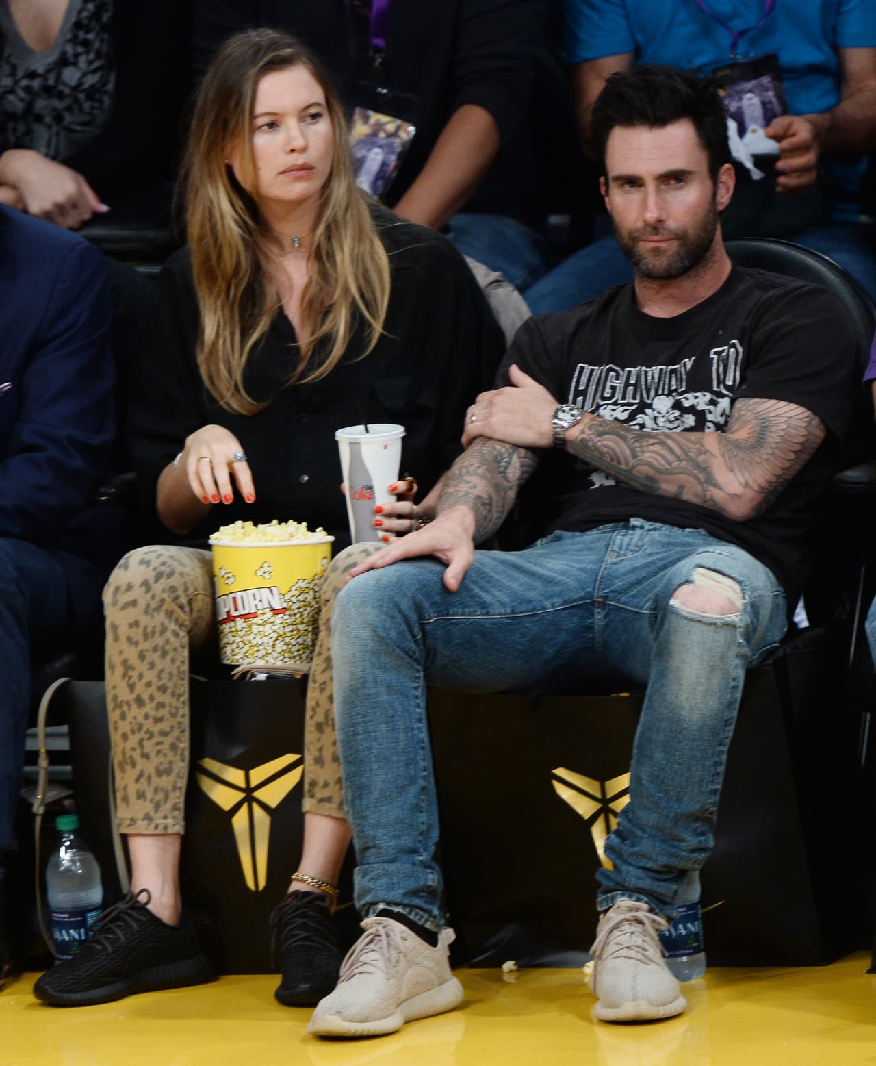 Behati Prinsloo y Adam Levine