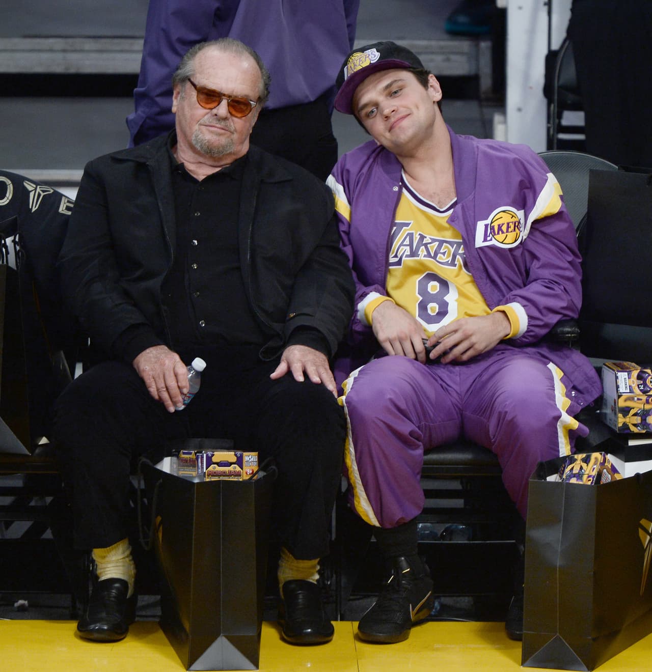 Los Nicholson se llenaron de mercancía de los Lakers.