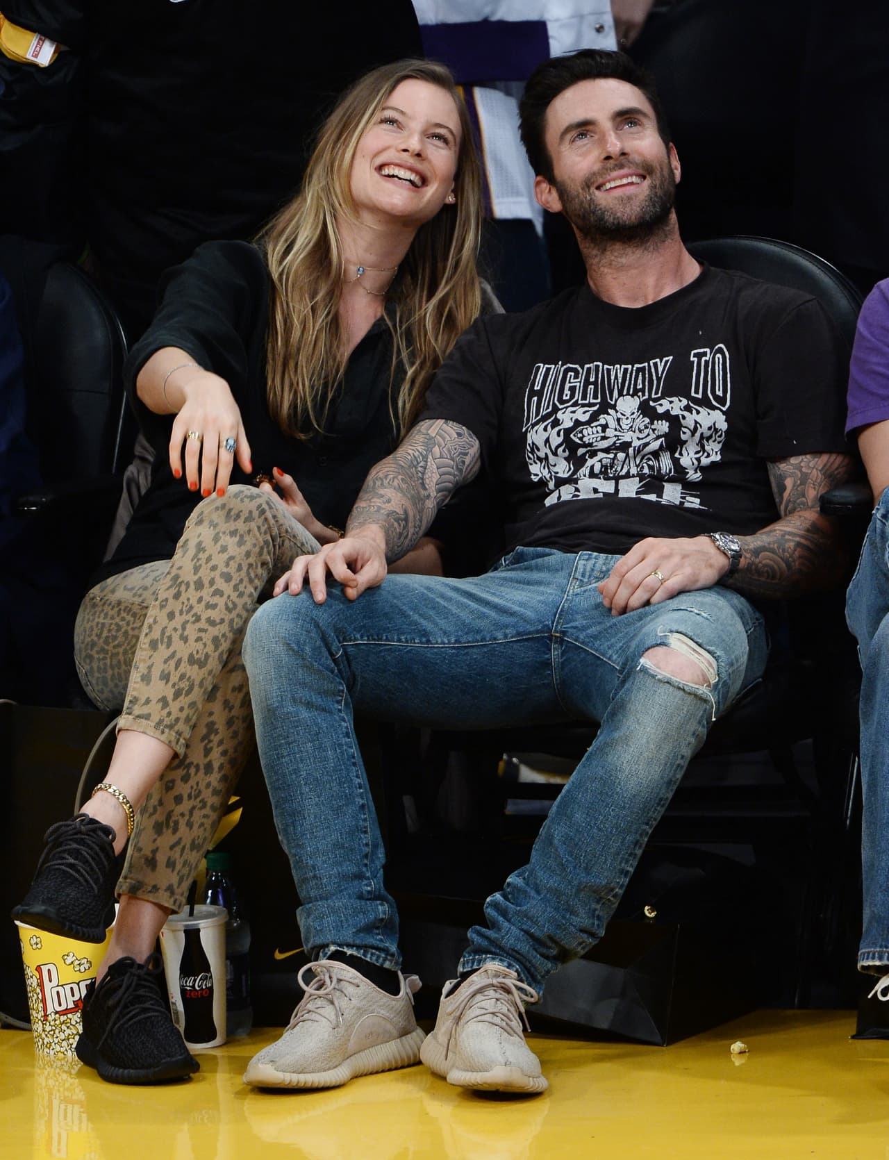 Behati Prinsloo y Adam Levine, feliz pareja.