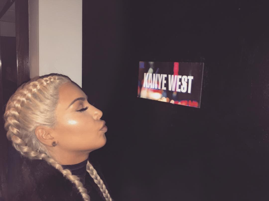 Kim Kardashian le mandó un besito a su esposo.