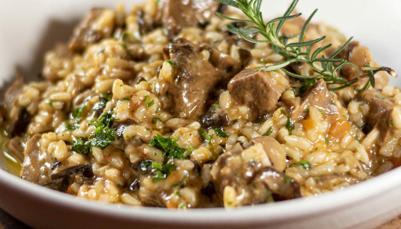 Precisa mexer o risoto o tempo todo? Existe técnica mais simples para fazer o prato