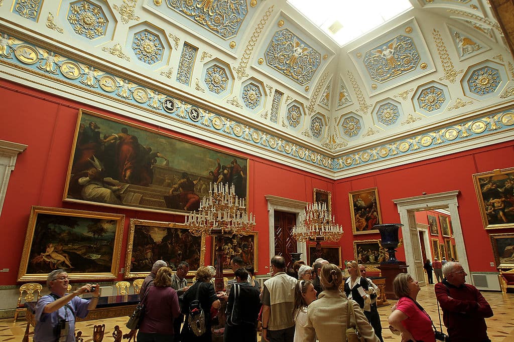 Antes de ser un museo fue conocido por ser la residencia de los zares de aquel país, pero ahora tiene más de 120 habitaciones de conocimiento que atraviesan distintos periodos de la historia.