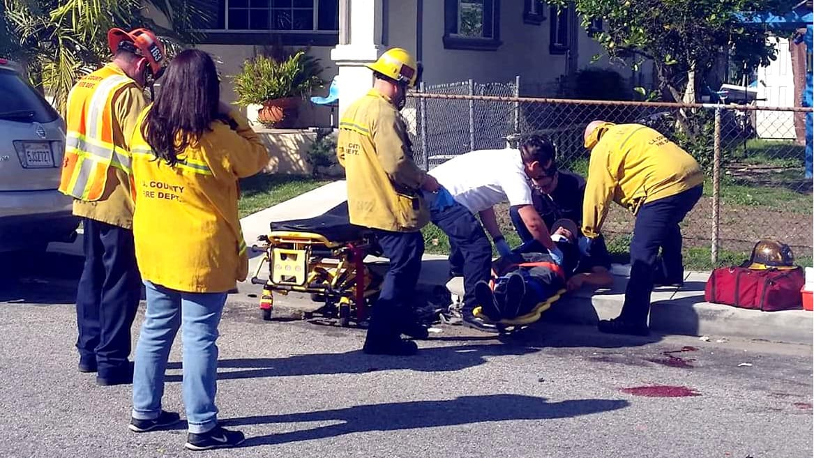 Dos peatones fueron atropellados y traladados al hospital para su atención médica.