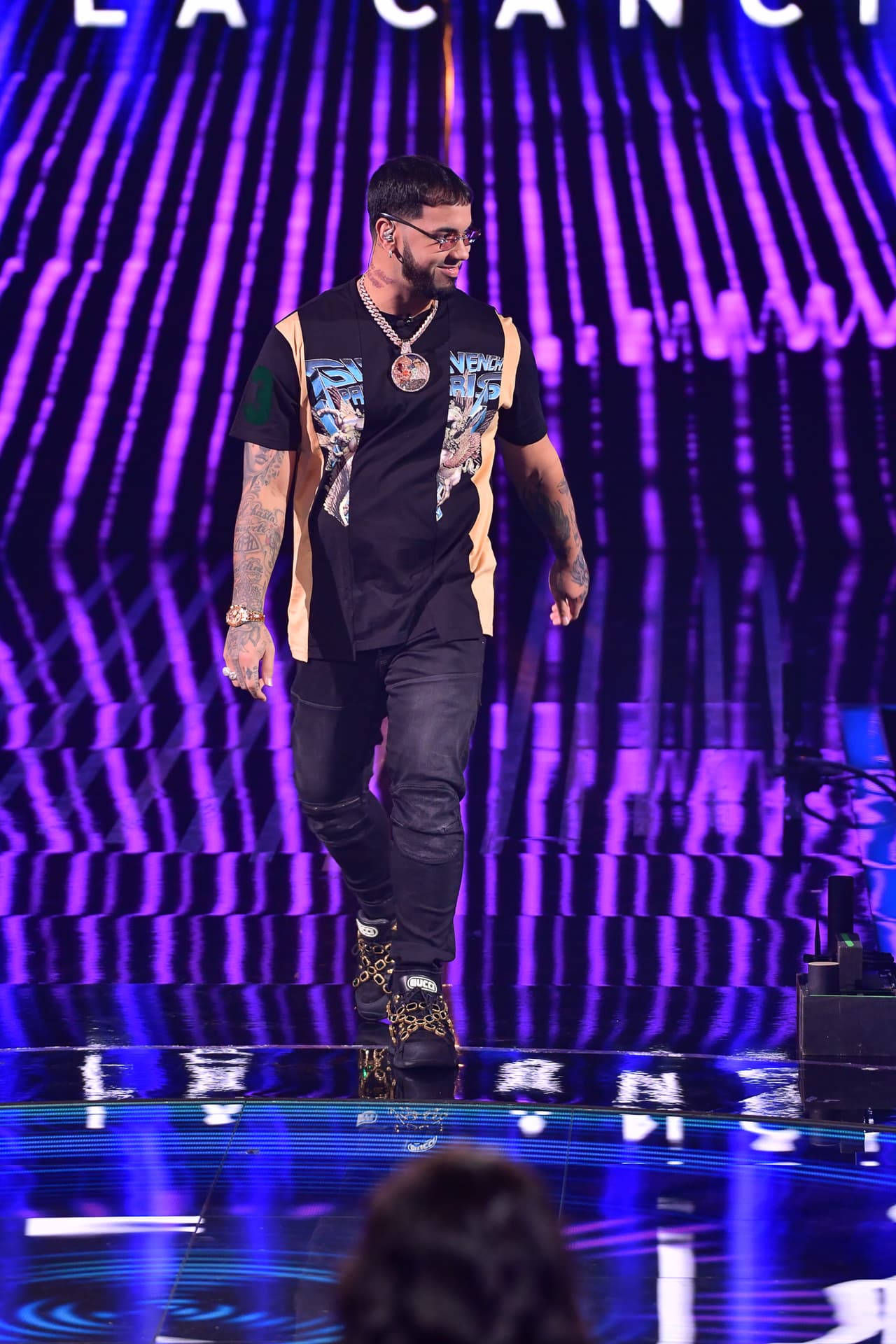 Esta noche de lluvia de estrellas arrancó con el primer invitado. 
<a href="https://www.univision.com/shows/reina-de-la-cancion/anuel-aa-se-apodera-de-la-cuarta-silla-de-juez-en-reina-de-la-cancion-fotos" target="_blank">Anuel AA fungió como cuarto juez</a>.