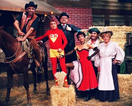 Además del dar vida al “Profesor Jirafales”, encarnó al “Ciudadano Gomez”, “Lucas Tañeda” y "Sargento Refugio" entre otros personajes.