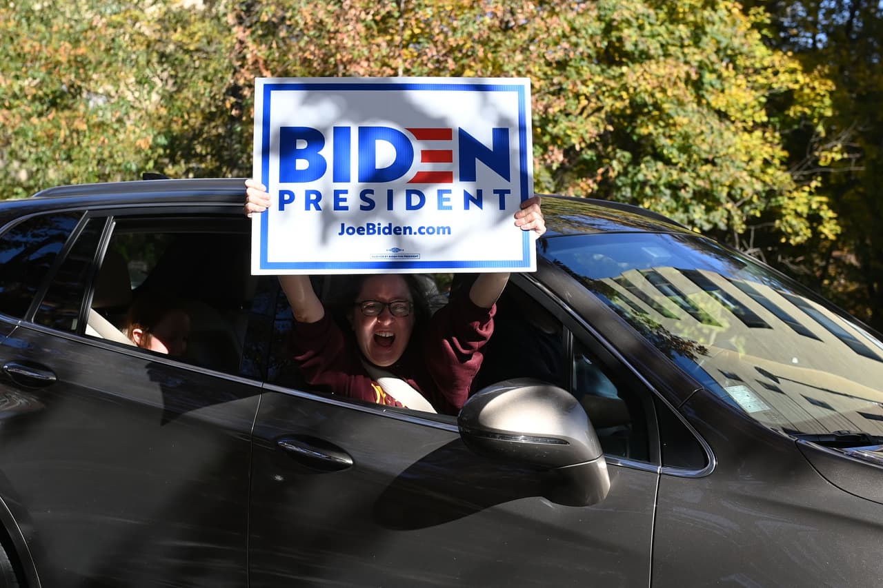 En Washington DC algunos partidarios de Biden salieron a expresar su alegría en sus autos.