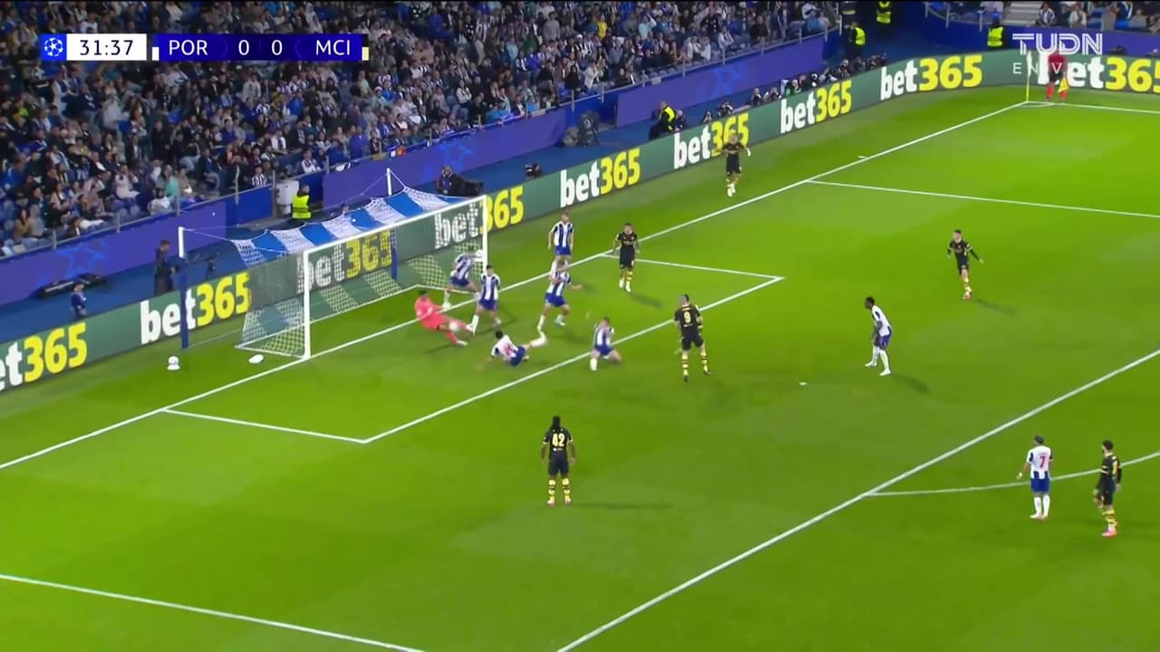 ¡Doble atajada enferma! Costa evita el gol del Manches City