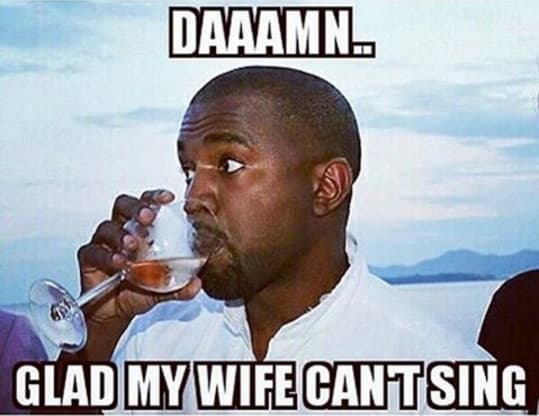 Y para que te mueras de risa, no podía faltar Kanye West, quien según los usuarios está a salvo de que ventilen sus intimidades, pues su esposa Kim Kardashian no canta ni el 'happy birthday'.