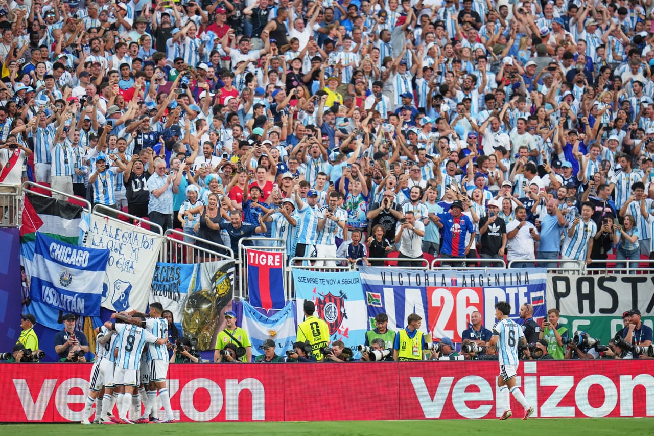 Jugadores de Argentina celebran tras el primer gol de su equipo contra Suiza durante el partido de cuartos de final de la Copa Mundial de Fútbol en Kansas City, Missouri, el sábado 11 de julio de 2026.
