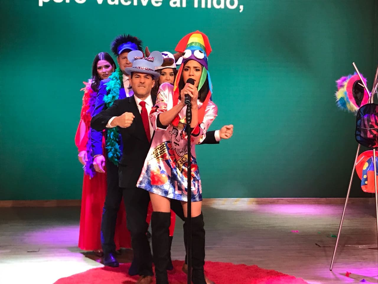 Francisca se movía al ritmo de la música. Como bien sabemos, ella es bastante afinada.