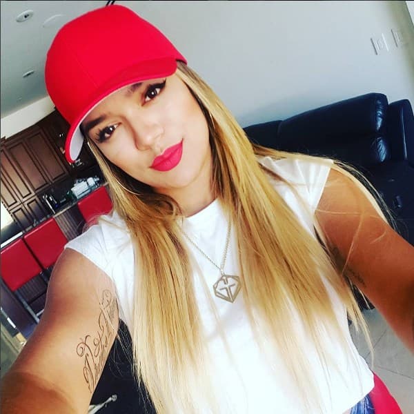 Llevar gorra no es simplemente colocarla sobre la cabeza y ya, requiere estilo saber combinarla con el resto del outfit.