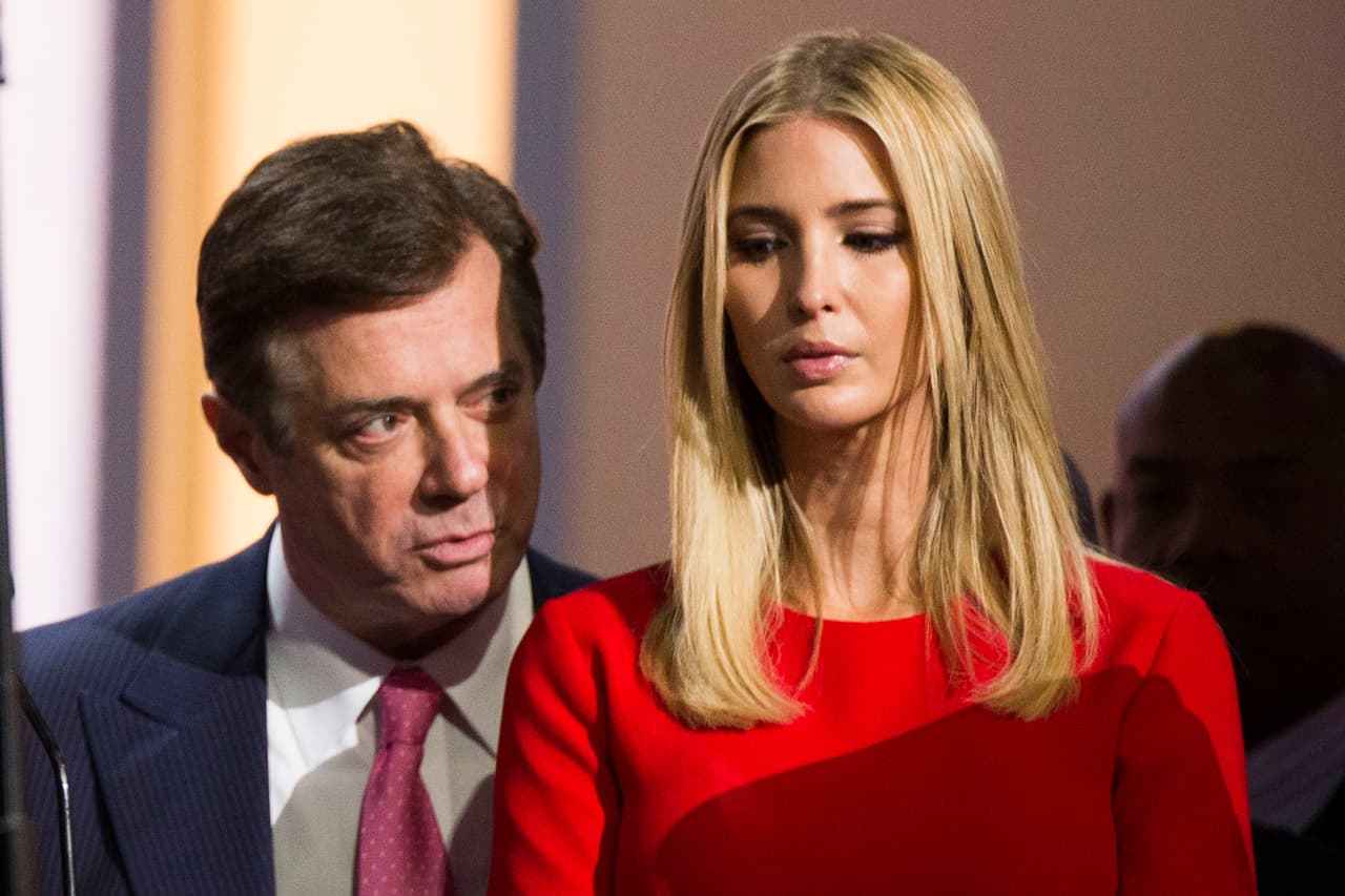 <b>Paul Manafort</b>. Fue el jefe de campaña de Trump durante algunos meses hasta su renuncia el 19 de agosto de 2016. Es un consultor político y cabildero que trabajó para el polémico 
<b><a href="http://www.univision.com/noticias/politica/acusan-a-paul-manafort-ex-jefe-de-campana-de-trump-de-conspirar-contra-eeuu-y-varios-delitos-financieros" target="_blank">exlíder de Ucrania prorruso, Viktor Yanukovich</a>.</b> Entre al menos 2006 y 2015 actuó como agente no registrado del gobierno de Ucrania y recibió pagos millonarios. Este 30 de octubre fue acusado de 12 cargos, incluidos conspiración contra EEUU, lavado de dinero, actuar como agente de un gobierno extranjero y otros delitos relacionados con cuentas bancarias en el extranjero. Se declaró inocente. ¡
